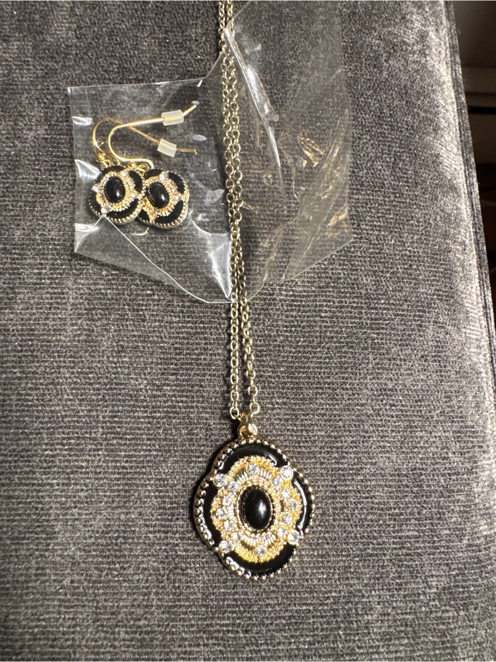 SHA Signed Black Cabochon Rhinestone Pendant Necklace and earring gold tone